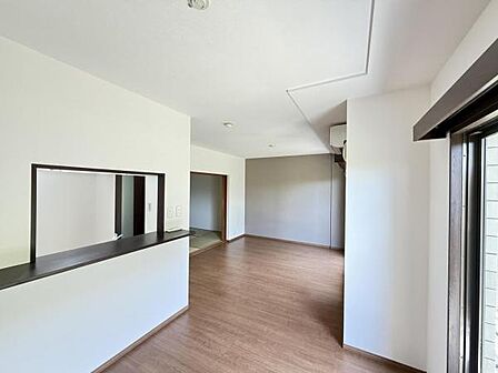 お食事中もキッチンと会話が楽しめるダイニングスペース。