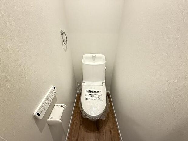 シャワー洗浄機能付のトイレは、清潔感が印象的な空間ですね。