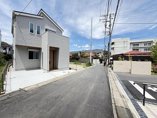 前面道路を含めた現地写真です。