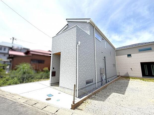 木造在来工法、間取りはファミリー向けに2SLDKございます。