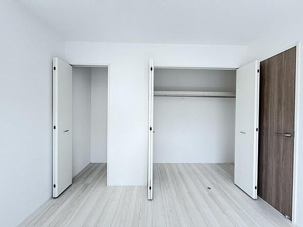 いつでもお部屋をスッキリお使い頂ける収納スペースを設置。