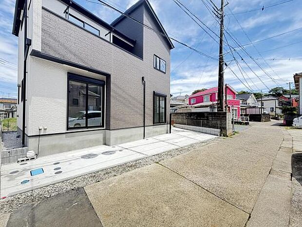 前面道路を含めた現地写真です。