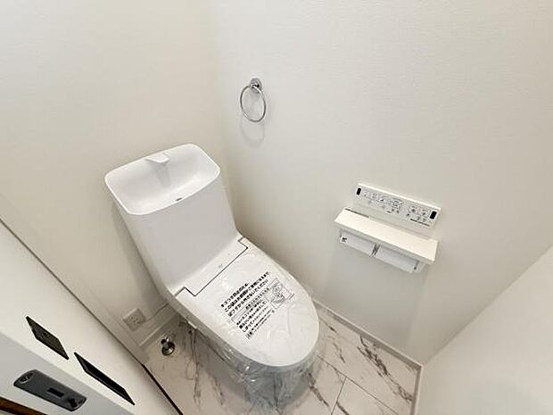 シャワー洗浄機能付のトイレは、清潔感が印象的な空間ですね。