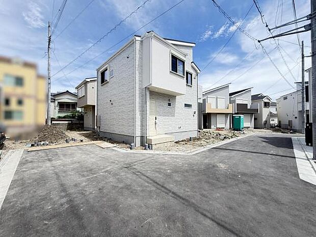 前面道路を含めた現地写真です。