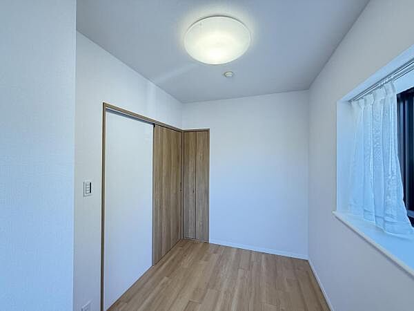 4.5帖の洋室はゲストルームとしてもお使いいただけますね。