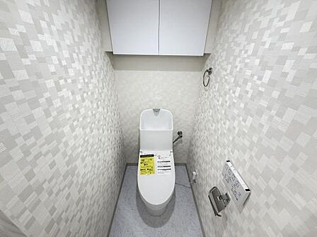 シャワー洗浄機能付のトイレは、清潔感が印象的な空間ですね。