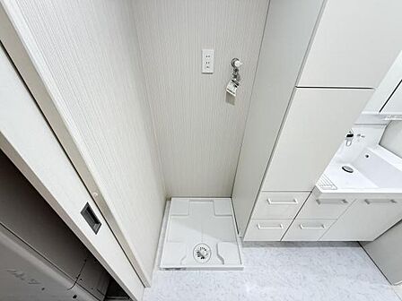独立洗面台の横にはランドリースペースがございます。