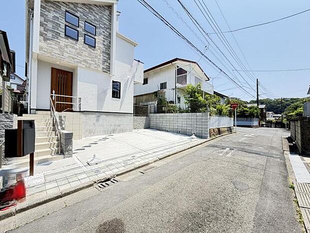 前面道路を含めた現地写真です。