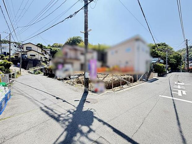 前面道路を含めた現地写真です。角地で開放感がございますね。