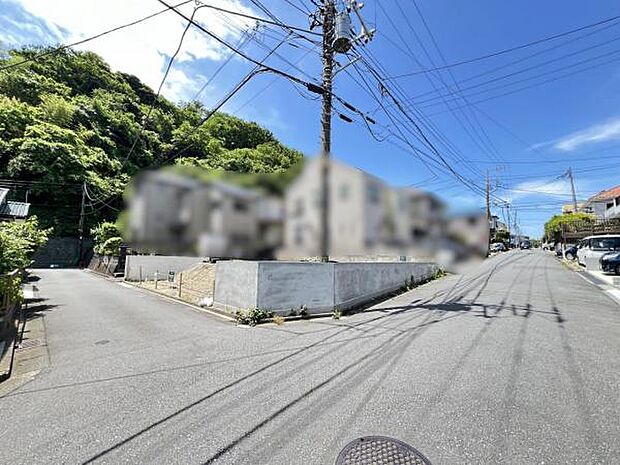 前面道路を含めた現地写真です。角地で開放感がございますね。