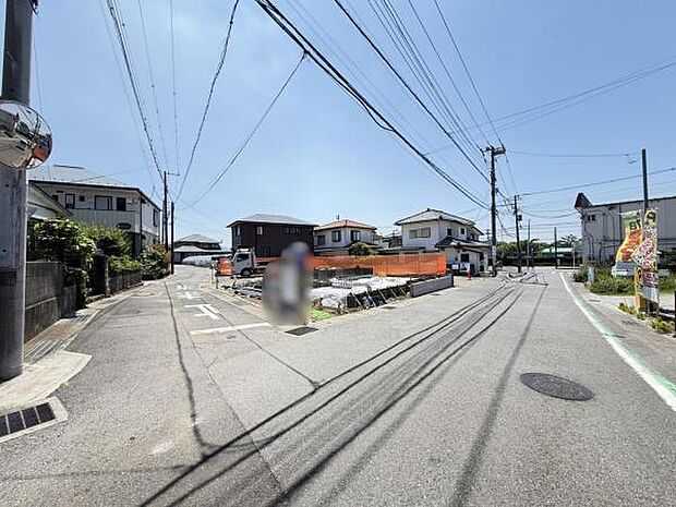 前面道路を含めた現地写真です。角地で開放感がございますね。
