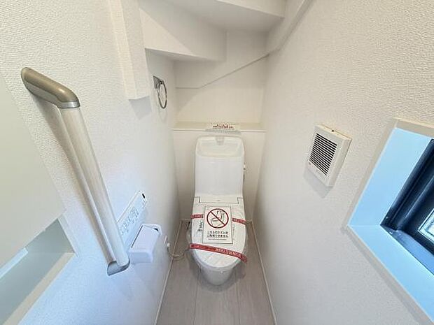シャワー洗浄機能付のトイレは、清潔感が印象的な空間ですね。