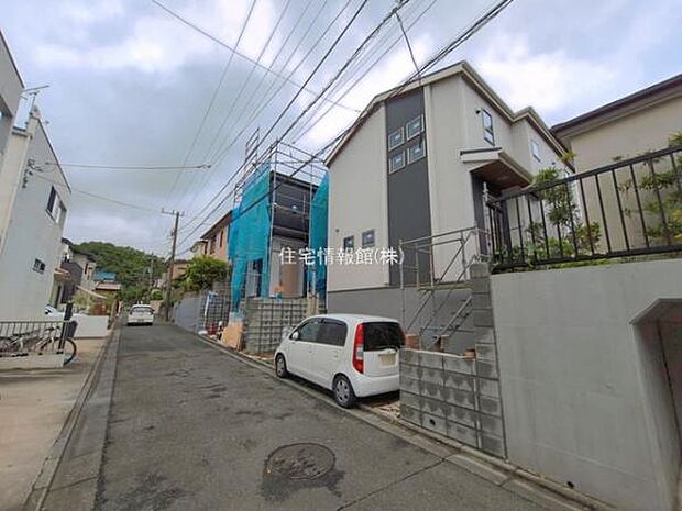 前面道路を含めた現地写真です。