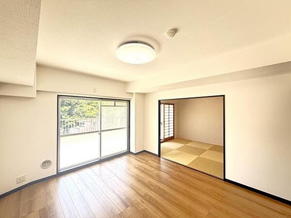 家族団らんの場所としてゆったりと居心地の良いリビングです。