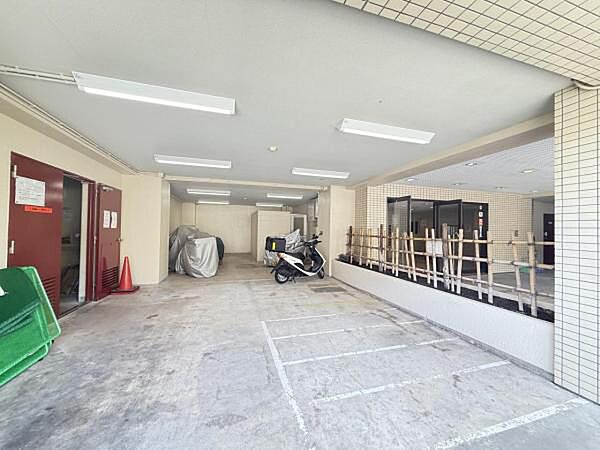 駐輪場です。階下なので、雨に濡れないのは嬉しいですね。