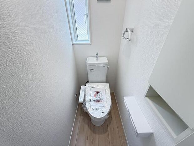 シャワー洗浄機能付のトイレは、清潔感が印象的な空間ですね。