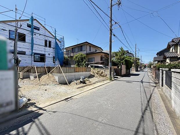 前面道路を含めた現地写真です。