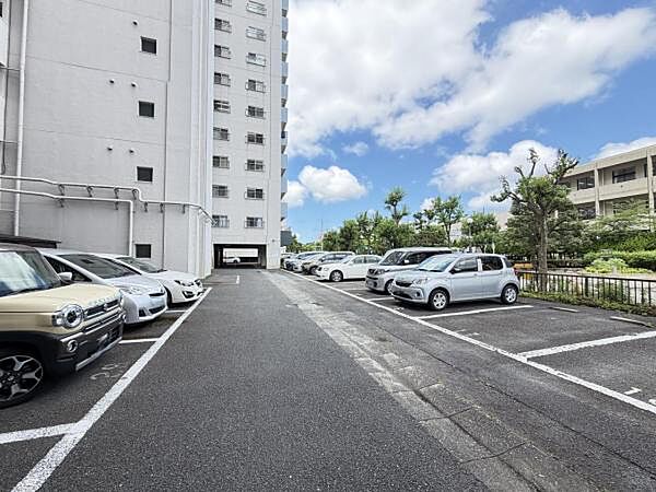 敷地内の平置き駐車場です。