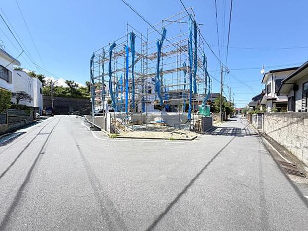前面道路を含めた現地写真です。角地で開放感がございますね。