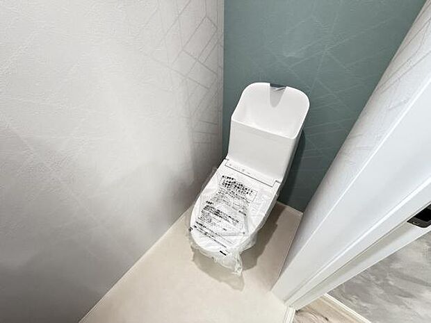 シャワー洗浄機能付のトイレは、清潔感が印象的な空間ですね。