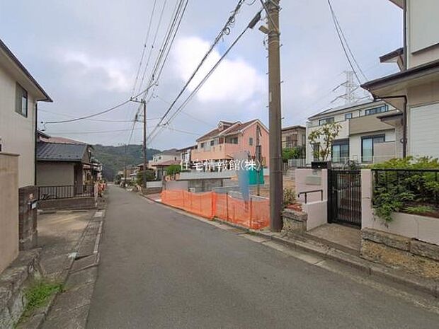前面道路を含めた現地写真です。