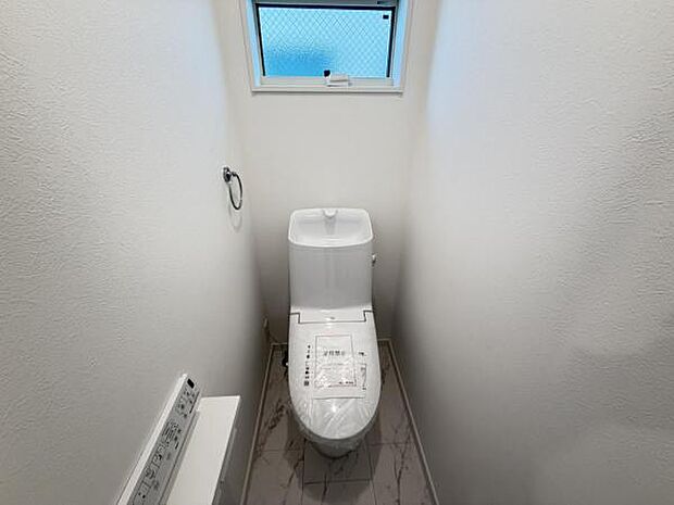 シャワー洗浄機能付のトイレは、清潔感が印象的な空間ですね。