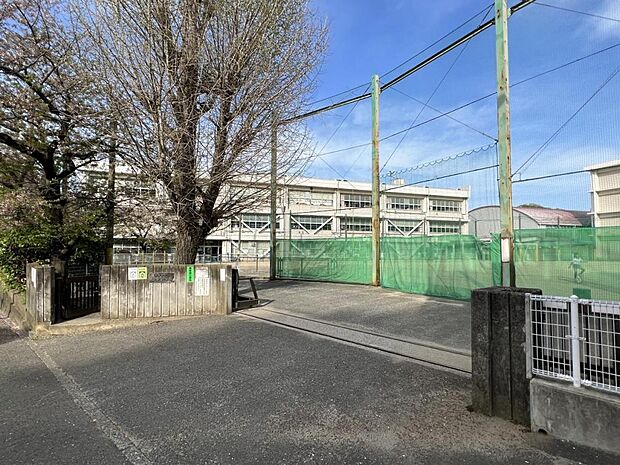横須賀市立山崎小学校まで約300m(徒歩4分)