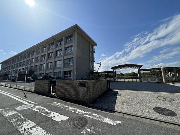 横須賀市立鷹取中学校まで約740m（徒歩10分）