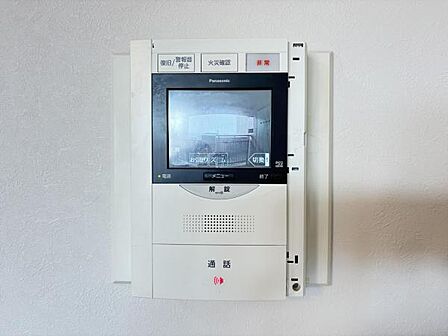 訪問者を確認できるTVモニター付きインターフォンです。