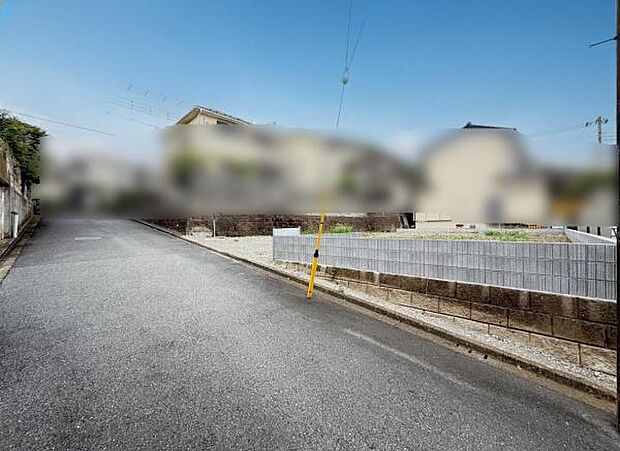 前面道路を含めた現地写真です。