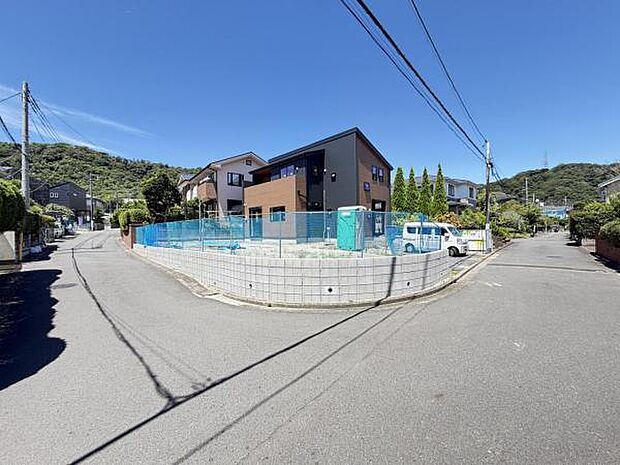 前面道路を含めた現地写真です。