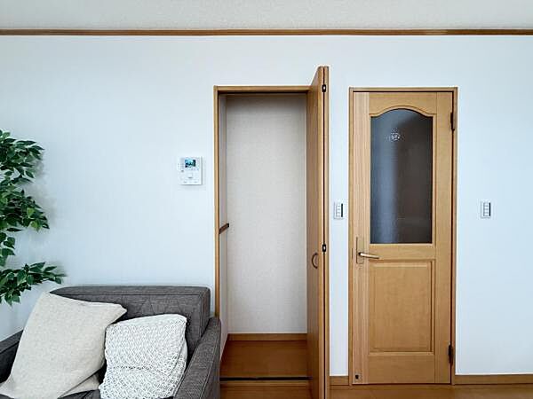 いつでもお部屋をスッキリお使い頂ける収納スペースを設置。