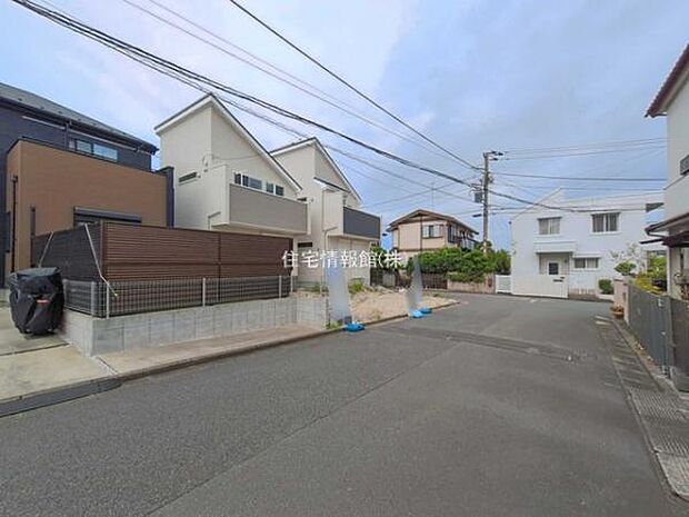 前面道路を含めた現地写真です。
