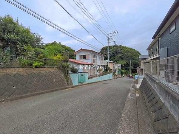 前面道路を含めた現地写真です。