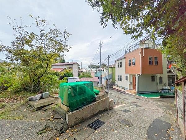 前面道路を含めた現地写真です。