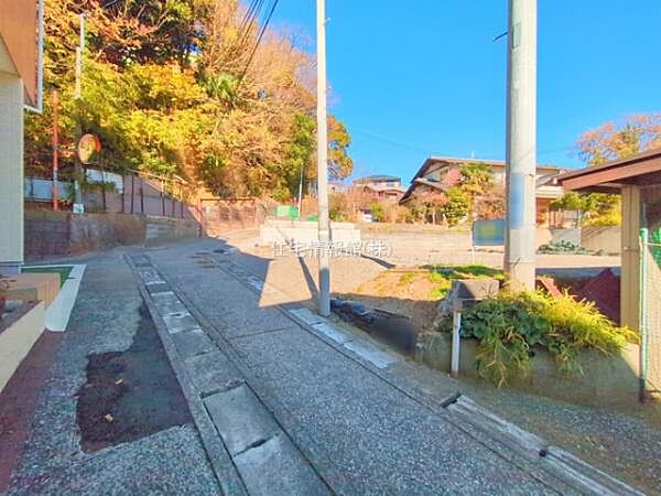 前面道路を含めた現地写真です。