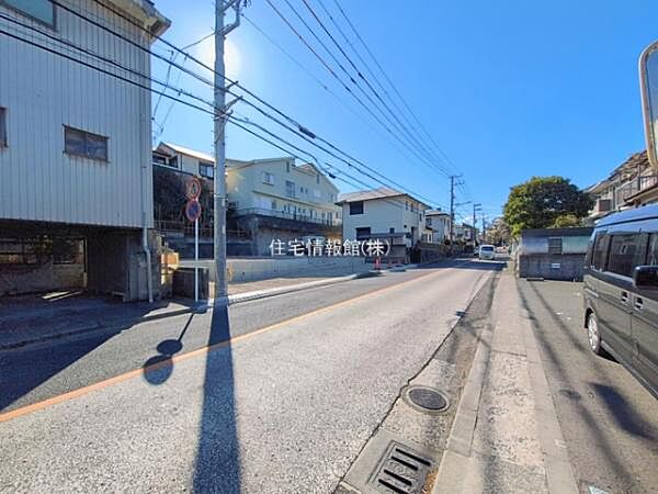 前面道路を含めた現地写真です。