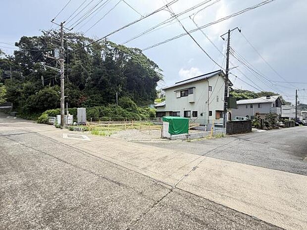 前面道路を含めた現地写真です。