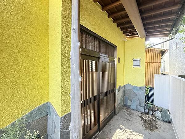 雨天時の荷物搬入に便利な玄関ポーチ付きです。