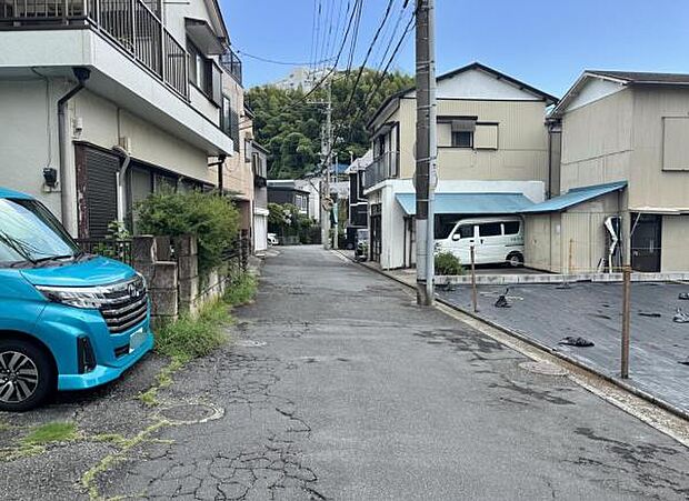 前面道路を含めた現地写真です。ぜひ周辺環境も併せてご覧ください。