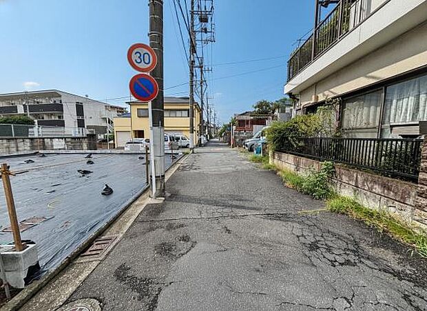 前面道路です。住宅地につき落ち着いた新生活を始められそうです。