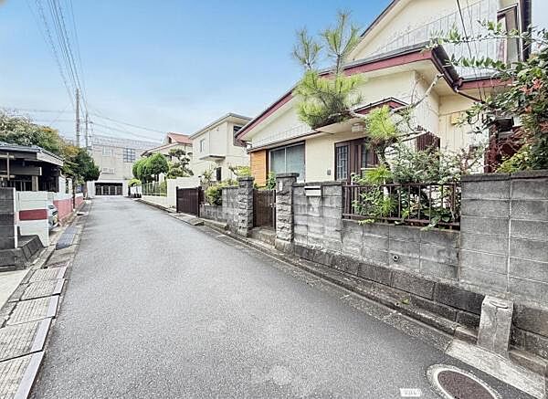 前面道路を含めた現地写真です。