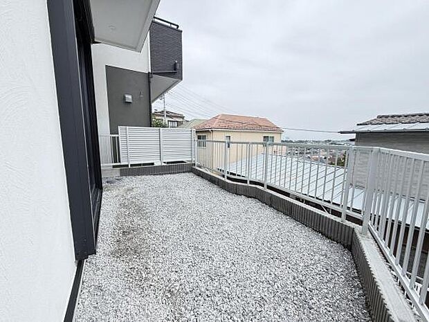 お庭スペースは、ガーデニングやお子様との外遊びなど多彩な用途でお楽しみいただけます。