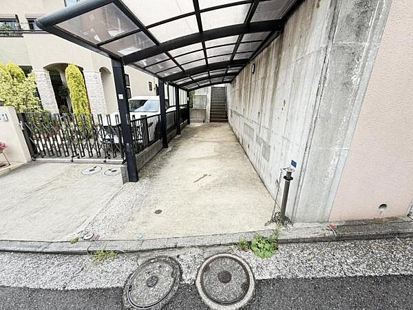 駐車場ももちろん完備しておりますのでお車所有の方にも心強いです。