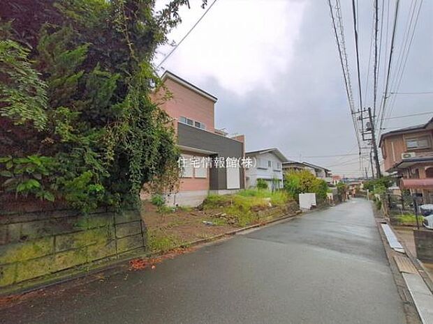 前面道路を含めた現地写真です。