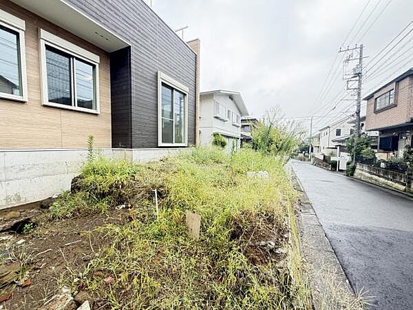 前面道路を含めた現地写真です。