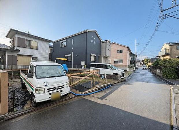 前面道路を含めた現地写真です。