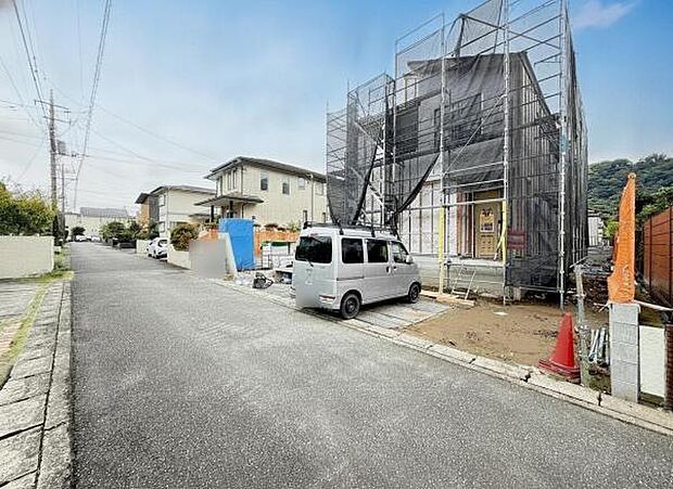 前面道路を含めた現地写真です。