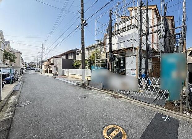 前面道路を含めた現地写真です。