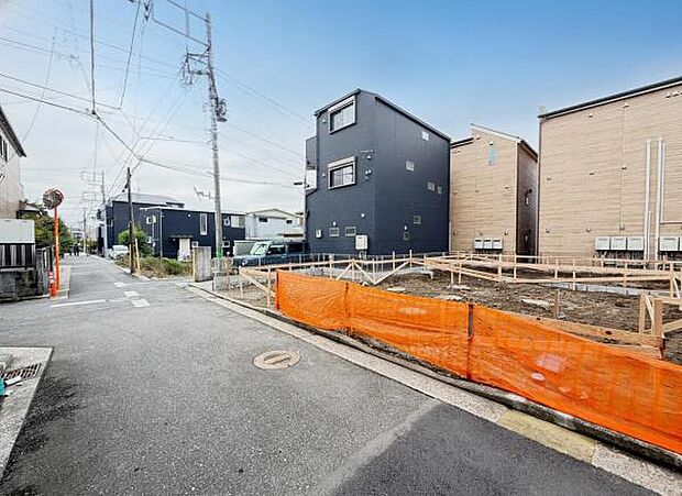 前面道路を含めた現地写真です。